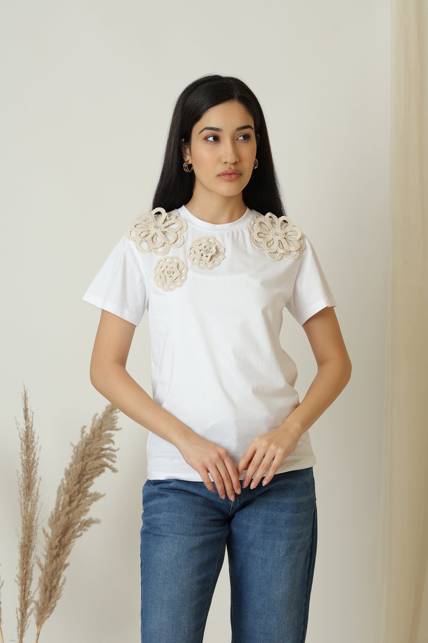 T-Shirt With Large Crochet Flowers - Meiala