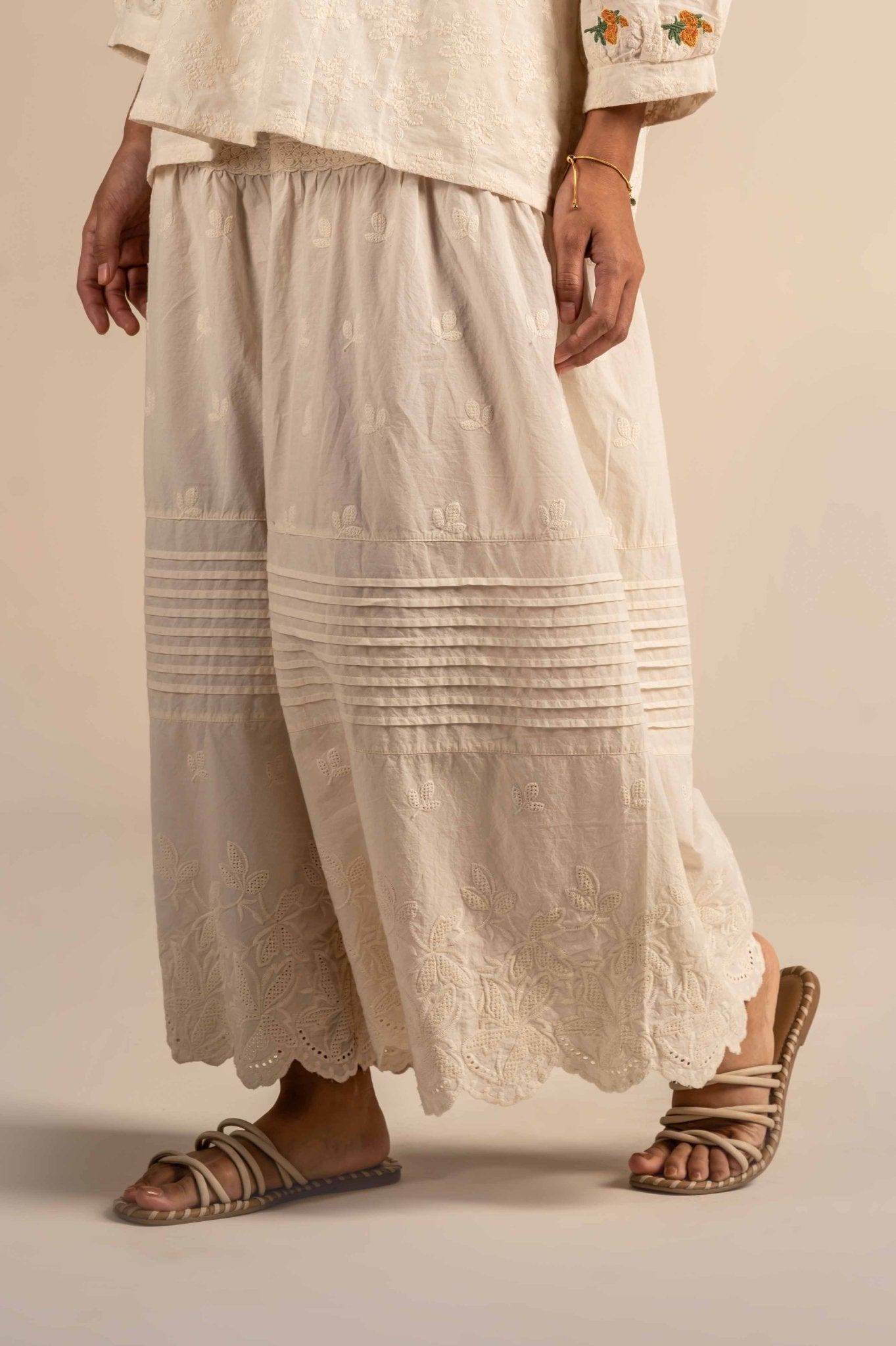 Pants with embroidery detailing - Meiala Official