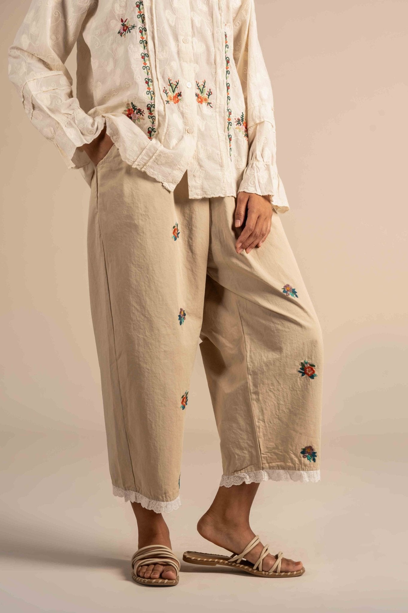 Pants with floral embroidery detailing - Meiala Official